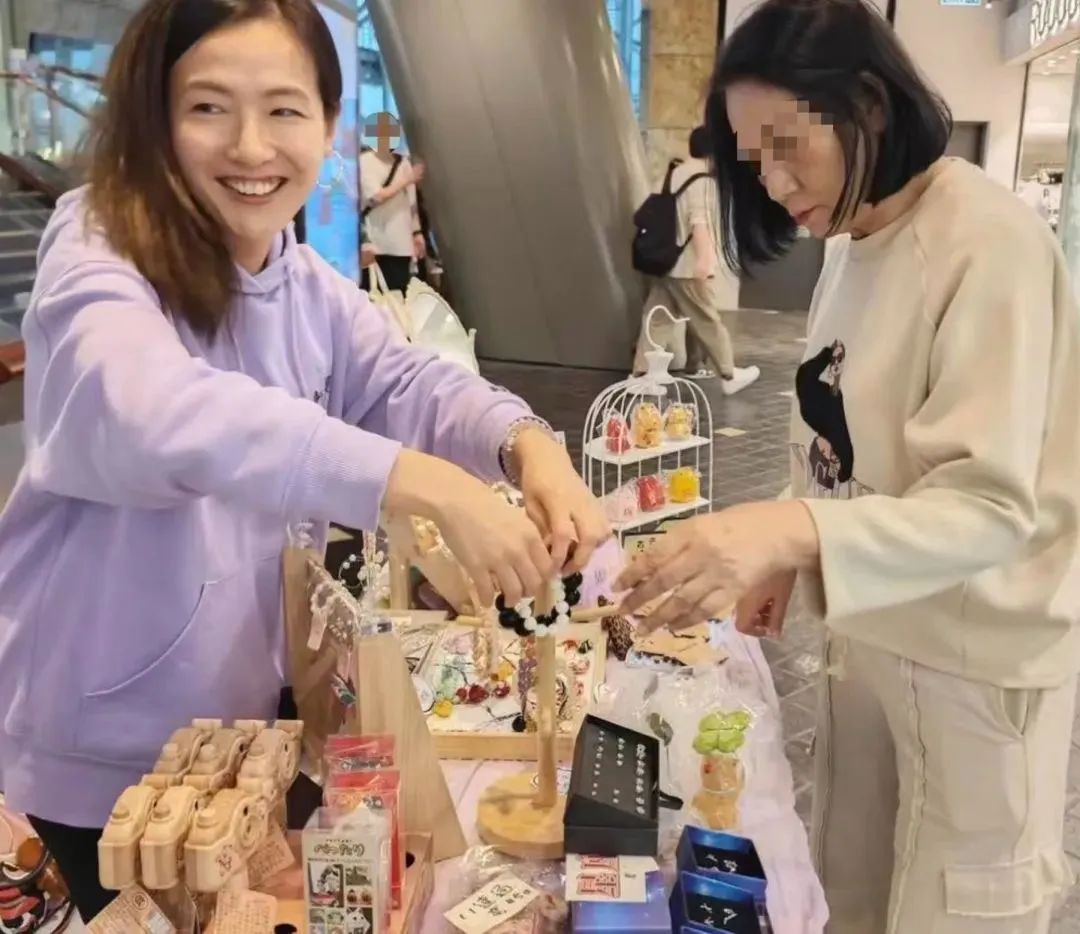 "香港TVB女演员沦为商场摆地摊"冲上热搜，撕开了生活最残酷的真相 ... ...