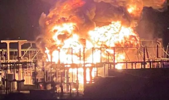 突发爆炸! 整个机场瘫痪 "堪比911"! 千架航班取消 加拿大客机被困! 乘客摸黑逃命! ... ...