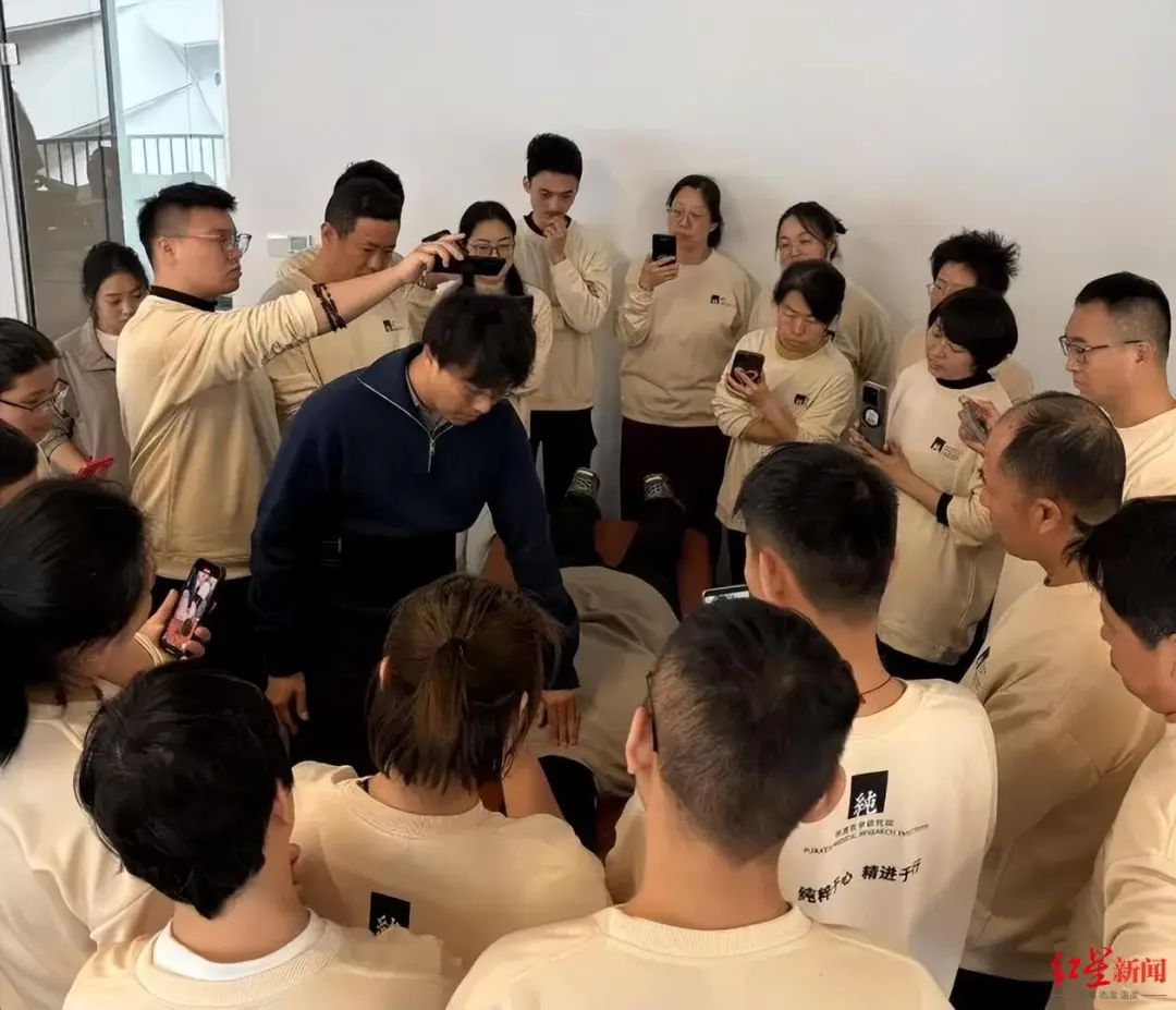 北大毕业生转行做正骨，曾被踢出班级群，本人回应质疑：1万元是单次价格而非“5分钟” ...