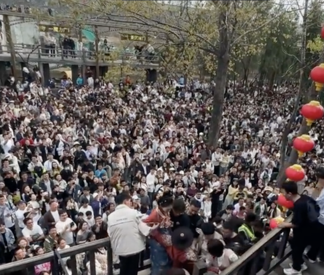“感觉有一亿人在深圳堵山” ！名场面又双叒叕上线了……