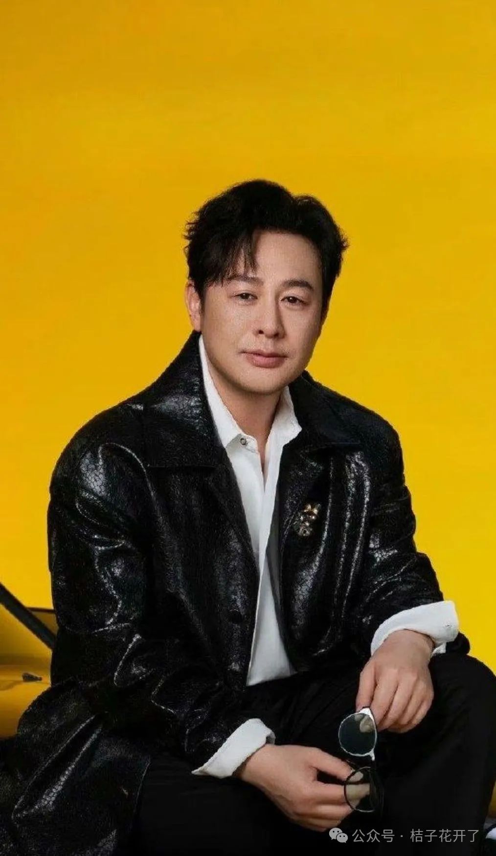 热搜爆了！演员张颂文态度冷漠，将粉丝信件扔出车外，此前因被曝家暴全网热议 ... ...