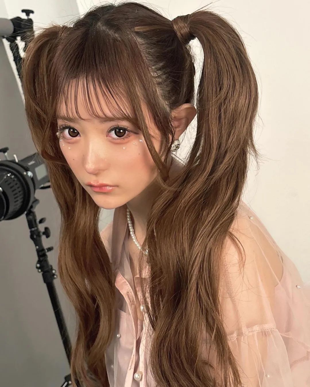 在大家的印象里，16岁的女孩应该过着怎样的生活？对某些女孩来说，15岁怀孕、16岁就已体验为人妻、为人母的日子。甚至一边带娃一边继续学业，感受两种极端生活的“交汇”。16岁的高中生妈妈，一边为了学业熬夜学习、 ...
