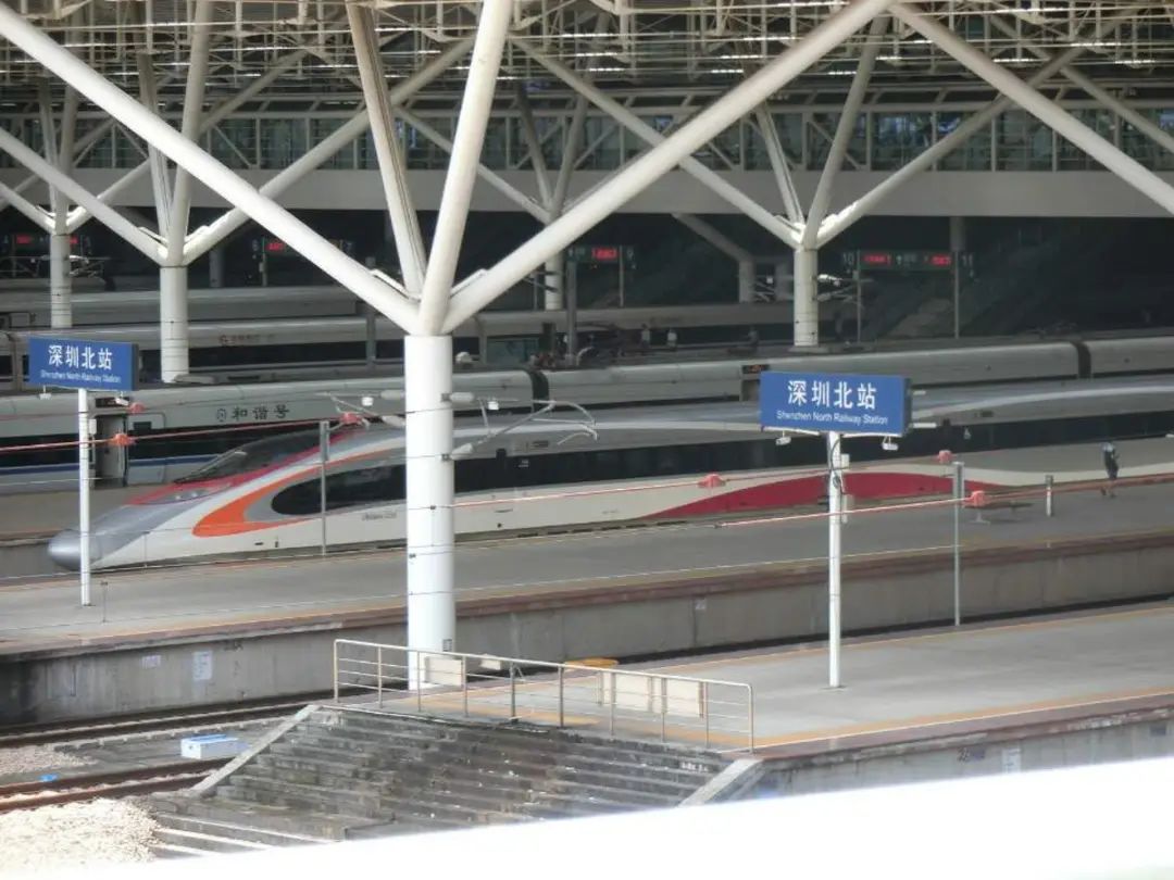 最近，有这样一段视频在网上引起热议：一名母亲冲向出站口，一把抱住刚下车的女儿，两人相拥痛哭。（图：第一现场）事情还要从刚过去的五一假期讲起，在深圳工作的母亲想着好久没见女儿了，又趁好假期空闲，就让15岁 ...