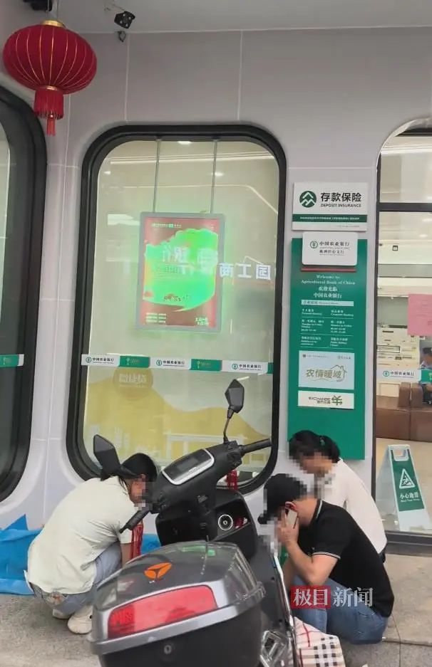 重病妇女被要求“本人到银行”才能取款，后在办理业务过程中去世！多方回应 ... ...