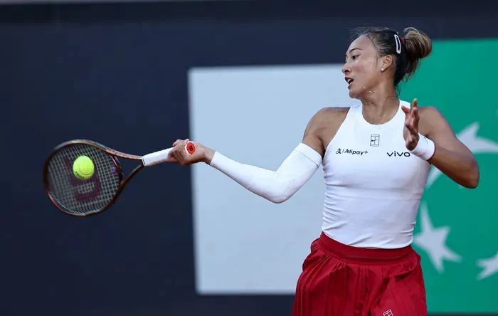 郑钦文生涯首次战胜萨巴伦卡，赛后发文：山海皆可平，晋级WTA1000罗马站四强 ... ... ...
