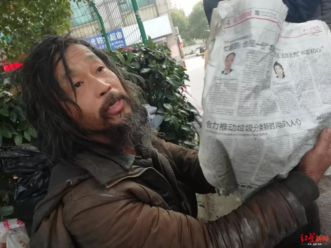 近日，曾走红网络的“流浪大师”沈巍，在宣布暂别网络数年后，又被人发现在街头翻找垃圾桶。与此同时，还有一些自媒体人士在旁进行拍摄。对此，有部分网友猜测，“流浪大师”沈巍重回流浪生活。对此，5月18日，沈巍  ...