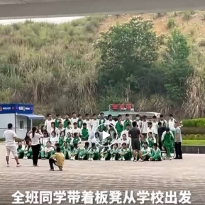泪目！初三男生重病住院，全班同学从学校步行赶来一起完成最后的毕业合影 ... ... ...