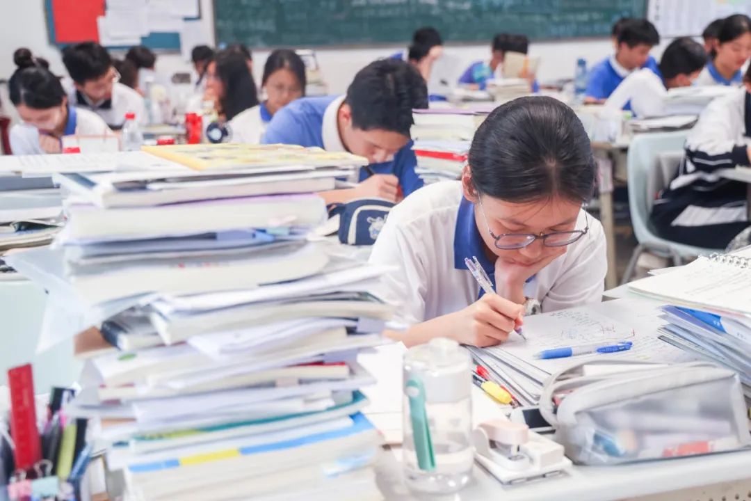 距离2025年广东高考还有20余天时间关于高三作息安排的讨论再度成为焦点南方+记者 朱洪波 摄深圳市教育局：应落实双休制度近日，深圳市教育局基础教育处处长蒙莹就“高三学生双休日过度使用电子设备”问题接受采访。  ...