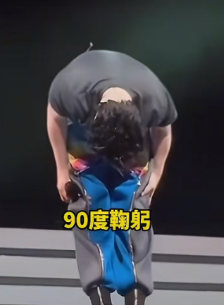 一度唱不下去，新冠刚康复的陈奕迅在演唱会上爆咳