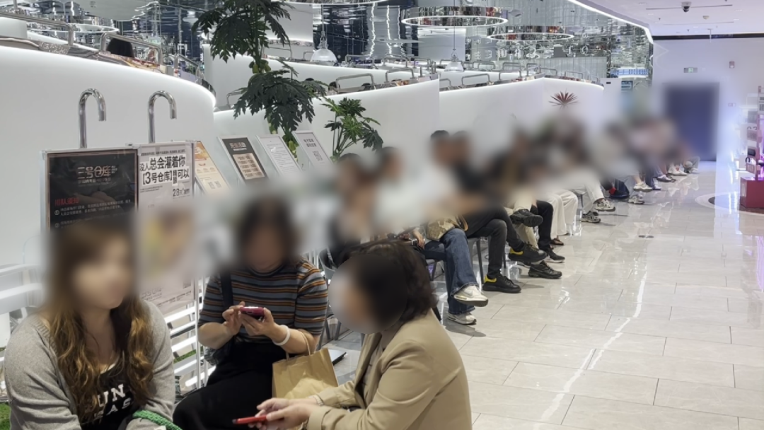 一个等位号被炒到300元？上海多家网红餐厅被他们盯上，警察已带走好几个，多方紧急提  ...