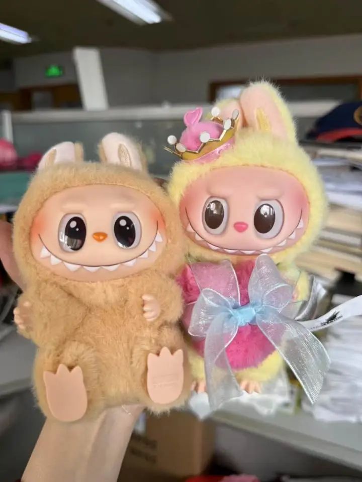 “已经看不懂了，泡泡玛特牛！我爱LABUBU！”今日盘中，港股新消费“三姐妹”（指泡泡玛特、蜜雪集团以及老铺黄金）中的“两姐妹”泡泡玛特以及蜜雪集团股价再创历史新高。其中，泡泡玛特港股盘中涨逾5%，最高价触及 ...