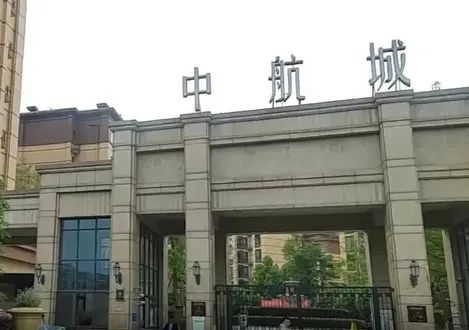 53岁男子冒充初中生，诱骗近百名中小学女生，手机藏满未成年人隐私视频 ... ... ...