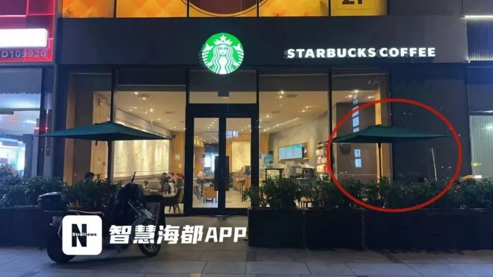 6月15日，福州东二环泰禾广场。一星巴克咖啡店店员在店外捡到一个被遗忘在座椅上的黑色运动手提包，包内整整齐齐码放着一百万现金。据了解，15日14时许，星巴克店员小陈在店外例行整理时，发现了一个被遗忘的手提包  ...