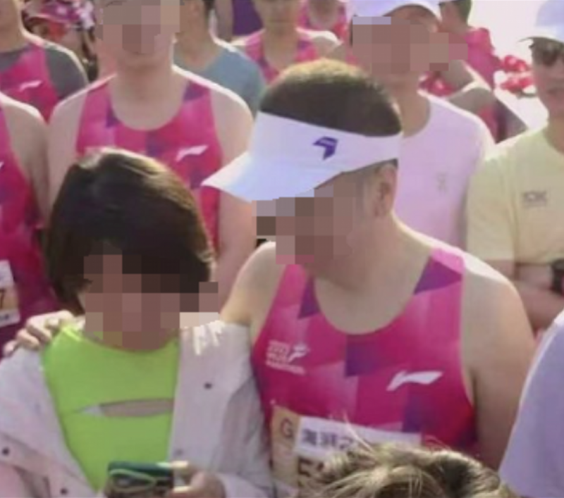 今年3月份，一对年龄差距明显的男女跑者在江苏无锡马拉松赛场上举止亲密，被部分网友造谣“野鸳鸯”事件，6月23日，无锡发布发布辟谣公告。占某某等人编造涉“无锡马拉松”网络谣言案2025年3月，占某某为博取关注、  ...