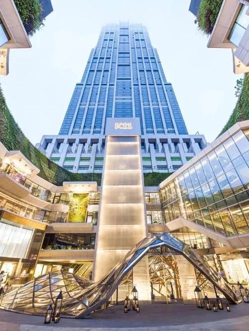 随着882亿港元的再融资计划落地，新世界得到了喘息的机会！这次主要用来还旧债，其中约635亿港元用于偿还2025年、2026年到期债务，约240亿港元用于2027年到期债务。据透露，这次的过程并不顺利，原本有几家小银行是  ...