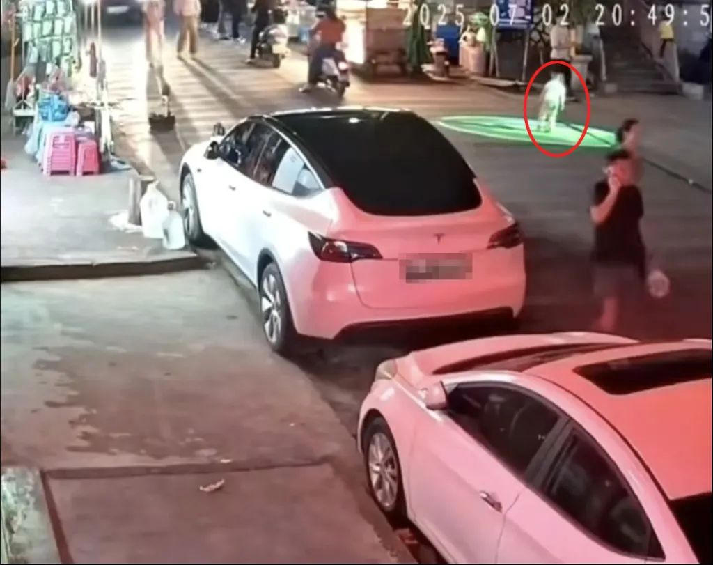 幼童躺街上被快递货车碾压身亡，司机大喊“快打120，谁家小孩”！最新情况→ ...