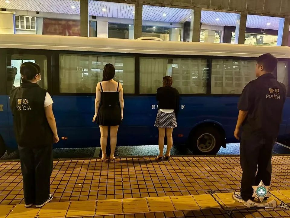 治安警日前在新口岸截获12名涉嫌卖淫人士其中有2人男扮女装......女子被“男友”游说投资虚拟货币最终损失逾488万人民币为净化澳门社会治安环境，治安警察局持续打击卖淫行动，上月在新口岸区的娱乐场附近一带共截获 ...