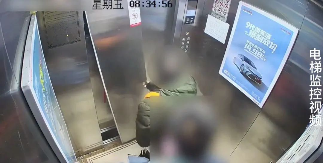 男子赵某着急上班，乘坐的电梯却偏偏赶上反向运行。赵某将火气撒在电梯上，一巴掌竟将电梯门打掉了下来，连累其他居民一起被困在内。除了全额赔偿3.8万余元损失之外，赵某近日还被法院以寻衅滋事罪判处拘役5个月，缓 ...