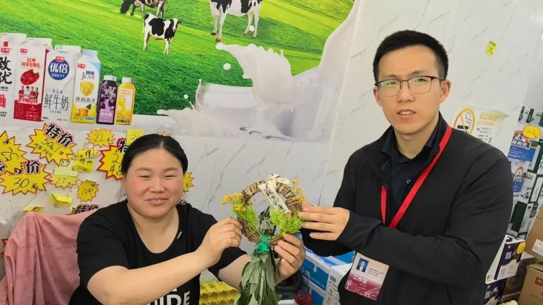 在静安区彭一小区采访时，记者偶遇了一个自称管“扫街”的年轻男子。他叫毛元琦，00后生人，两年前考公“上岸”，现在在彭浦新村街道做街区党支部书记。毛元琦说因为自己比较年轻又有点“i”（内向），很难让老百姓 ...