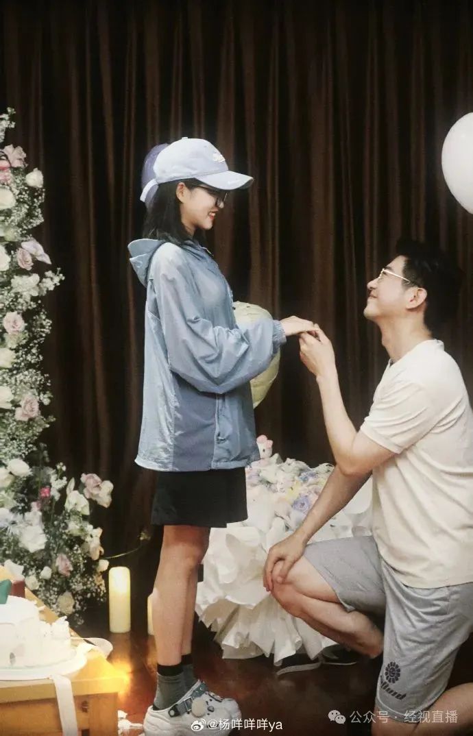 7月10日晚，短剧演员于龙发布微博“哦耶️”疑似宣布喜讯，杨咩咩随后回应“我愿意”，直接确认求婚成功。两人因合作多部短剧（如《世界对我温柔以待》《我家三爷超宠的》《闪婚后夫人不按常理出牌》等）结缘，戏内 ...