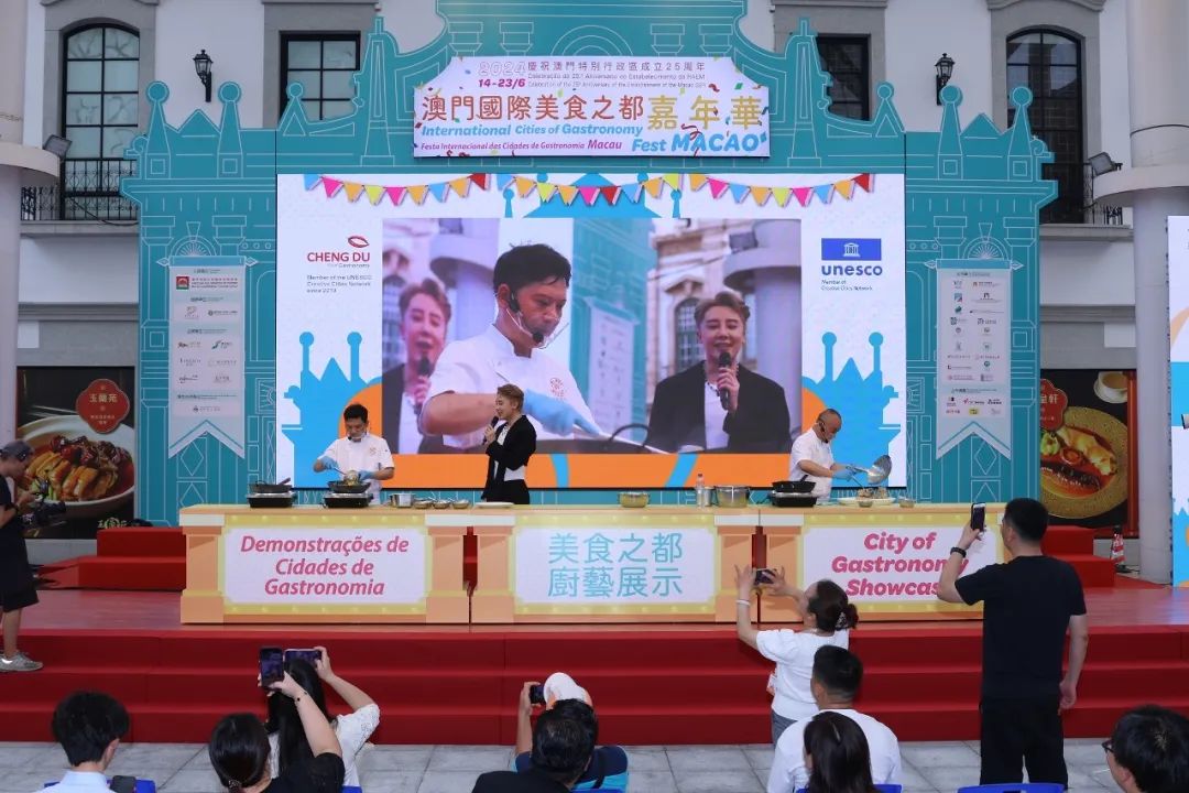 “2025澳门国际美食之都嘉年华”于今（11）日在澳门渔人码头下午3时30分开始与公众见面， “国际美食大道”100个展位云集环球美食，同场举行的“美食之都厨艺展示”将一连10天带来超过60场精彩厨艺示范，促进“旅游+ ...