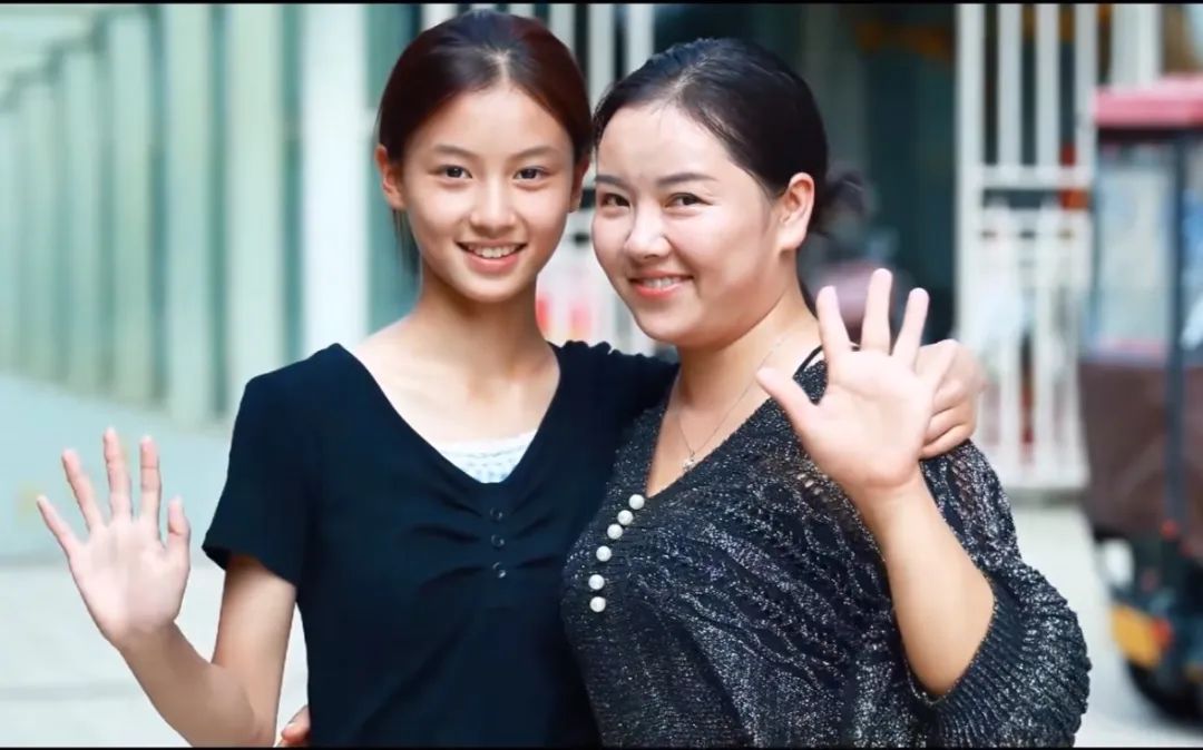 撞脸张柏芝，15岁女孩七七走红，网友称其“接商演两小时酬劳8000元急着变现”，妈妈否 ...