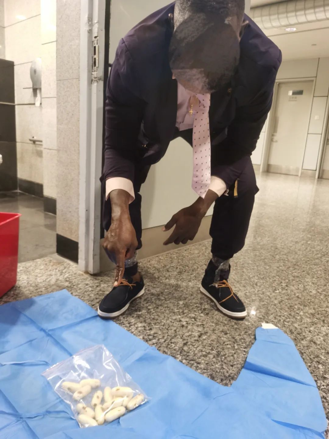 男子以人体藏匿方式走私毒品进境，排出70粒毒丸，重达1387.45克 ... ...