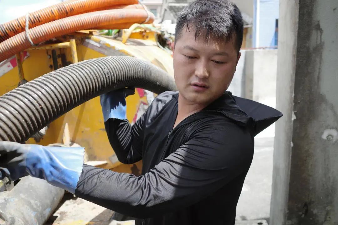 白天开粪车，晚上开奔驰！95后小伙大学毕业干掏粪成“粪王”，如今准备和女友结婚，放 ...