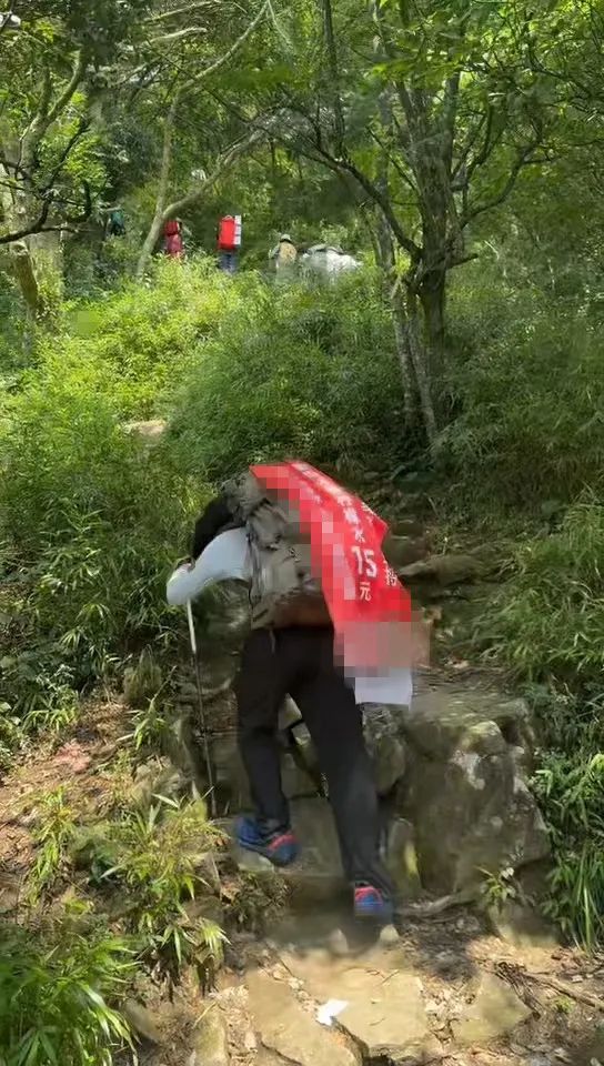 湖南一男子背40公斤蜜雪冰城上武功山售卖，当事人：背了四十杯左右，每杯15元 ... ...