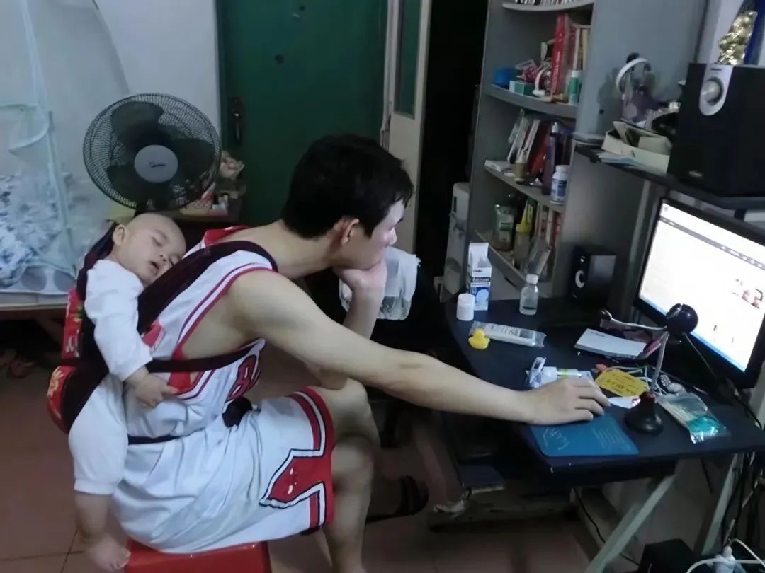 铁皮屋里背娃的作家火了，多年过去他过得怎样了？