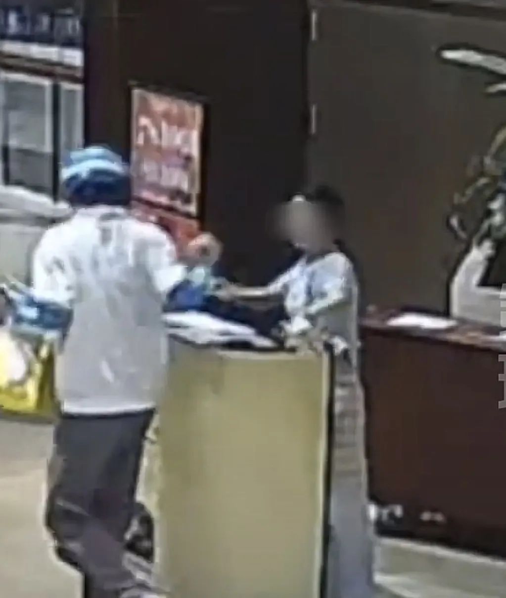 外卖员取餐后突摸前台女孩脸，店员被吓到不敢上班？上海警方通报！ ... ... ...