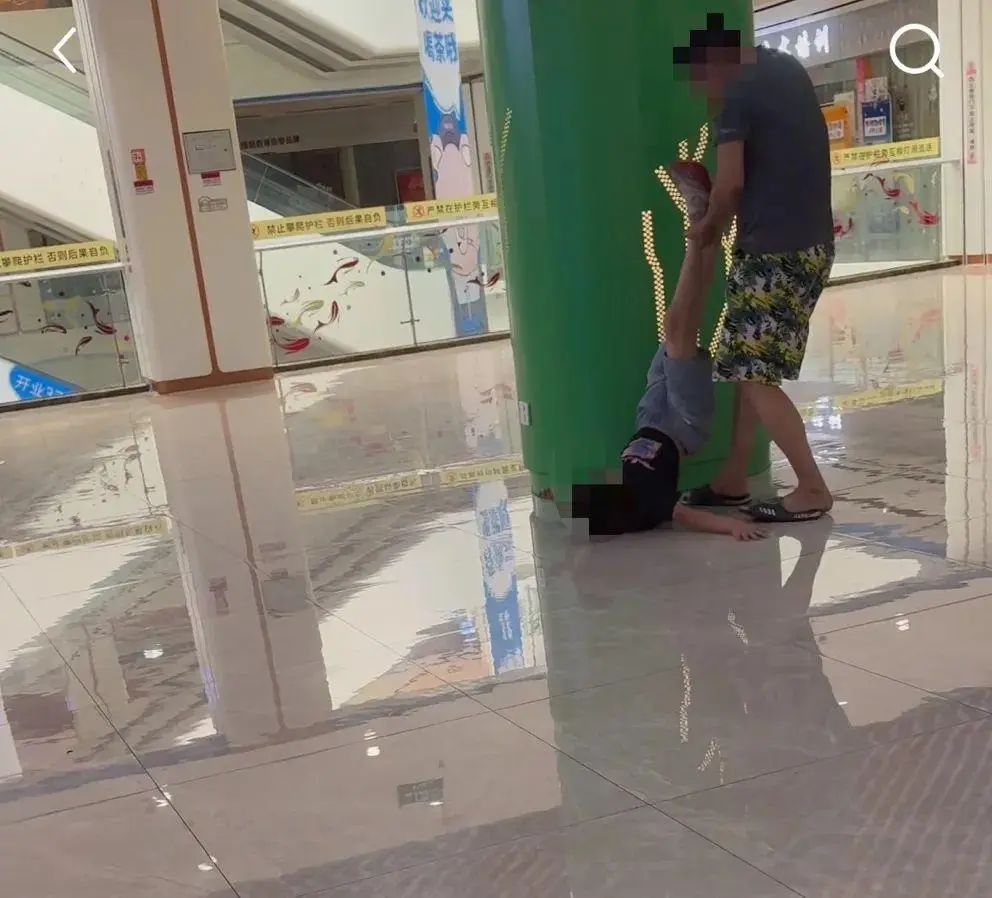 男子猛踹孩子头部，撞柱子摔地上！当地妇联通报：已批评教育，家长表示悔意 ... ...