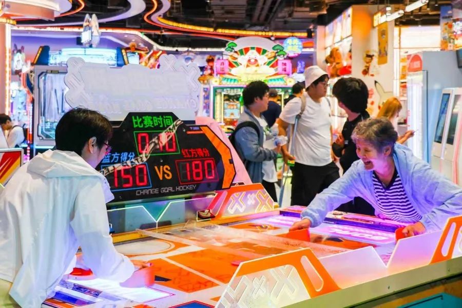 需求突然猛增！上海不少商场挤满老年人，一次只花10块钱，还能免费带2名亲友，有人去  ...