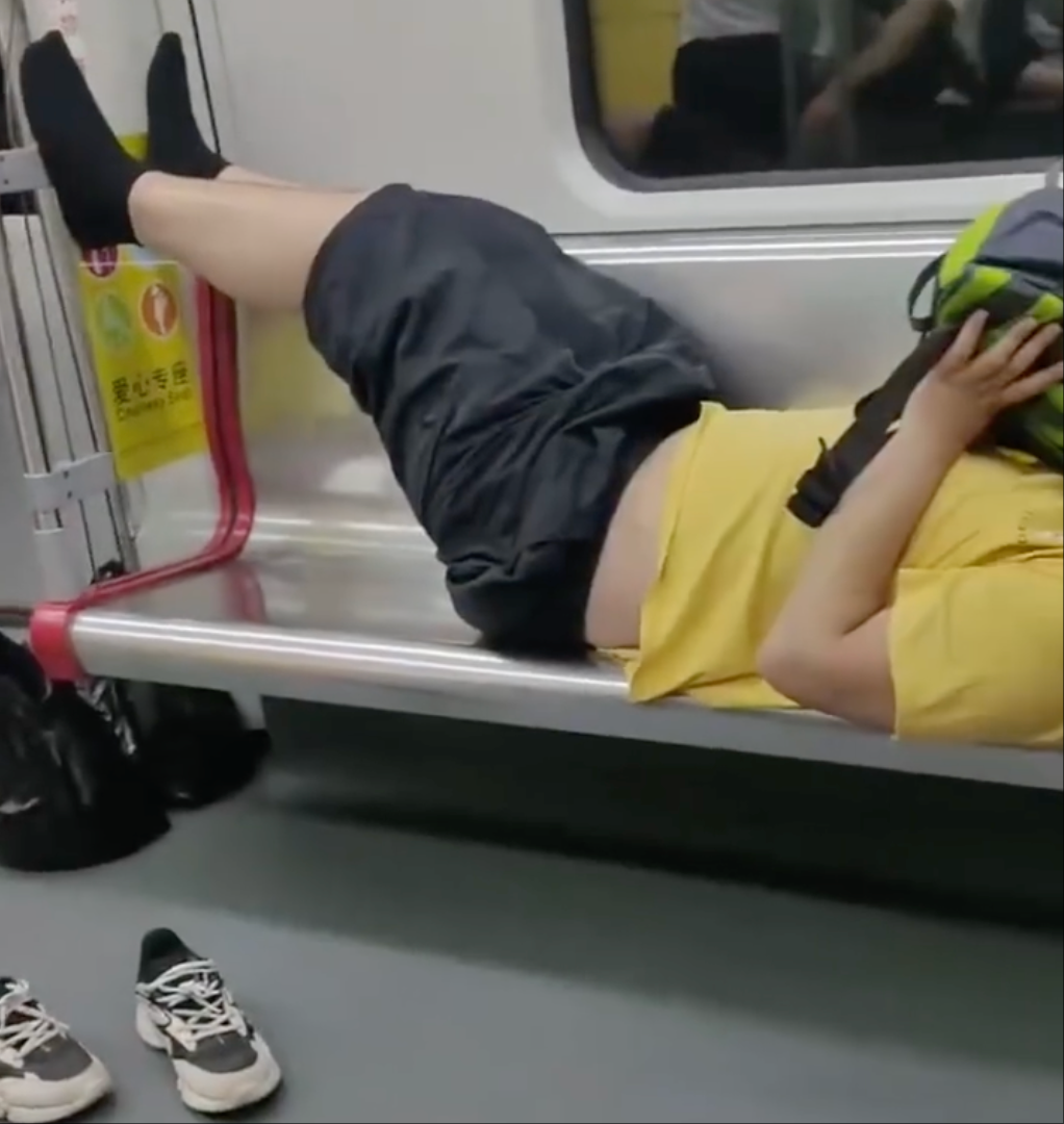 男子脱鞋横躺爱心专座引热议，广州地铁回应
