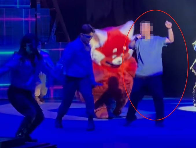 一男子扰乱演出！上海迪士尼：2年禁入！