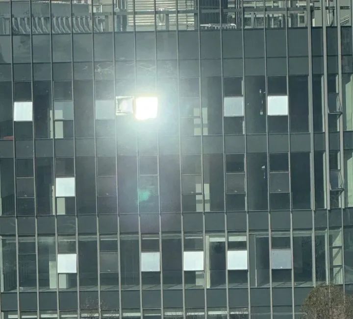 “戴着墨镜都睁不开眼睛”，还有人视力下降、不敢开窗......有人不忍了，告！ ... ...