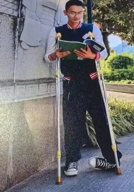 凉山残疾少年在录取通知书送达前病逝，残联：他是当地残疾学生中成绩最好的 ... ...