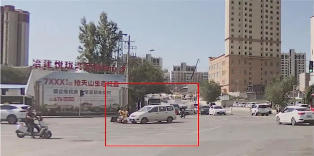 面包车撞倒外卖小哥后逃逸，一理想车主加速逼停肇事车，交警：已找到肇事司机 ... ...