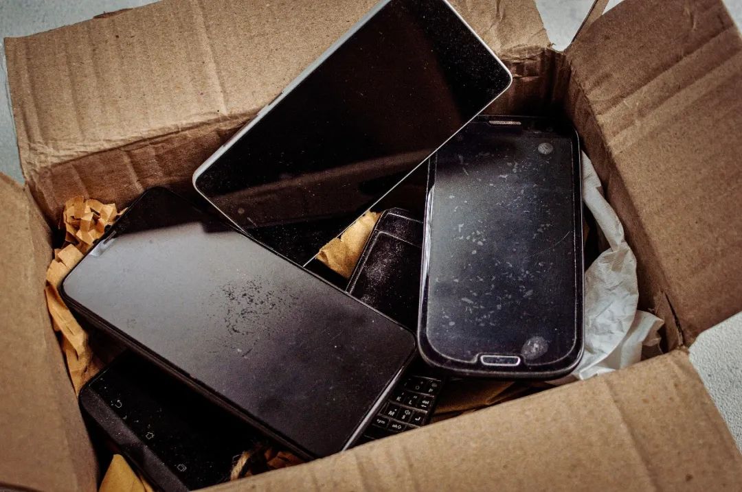 以为“恢复出厂设置”就安全了？旧手机里的泄密风险，远比你想象得多！ ... ...