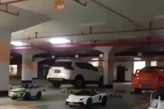 男子在自己三个车位上停了3辆儿子的玩具车，保安将其砸烂。男子：赔钱，每辆车2万！后 ...
