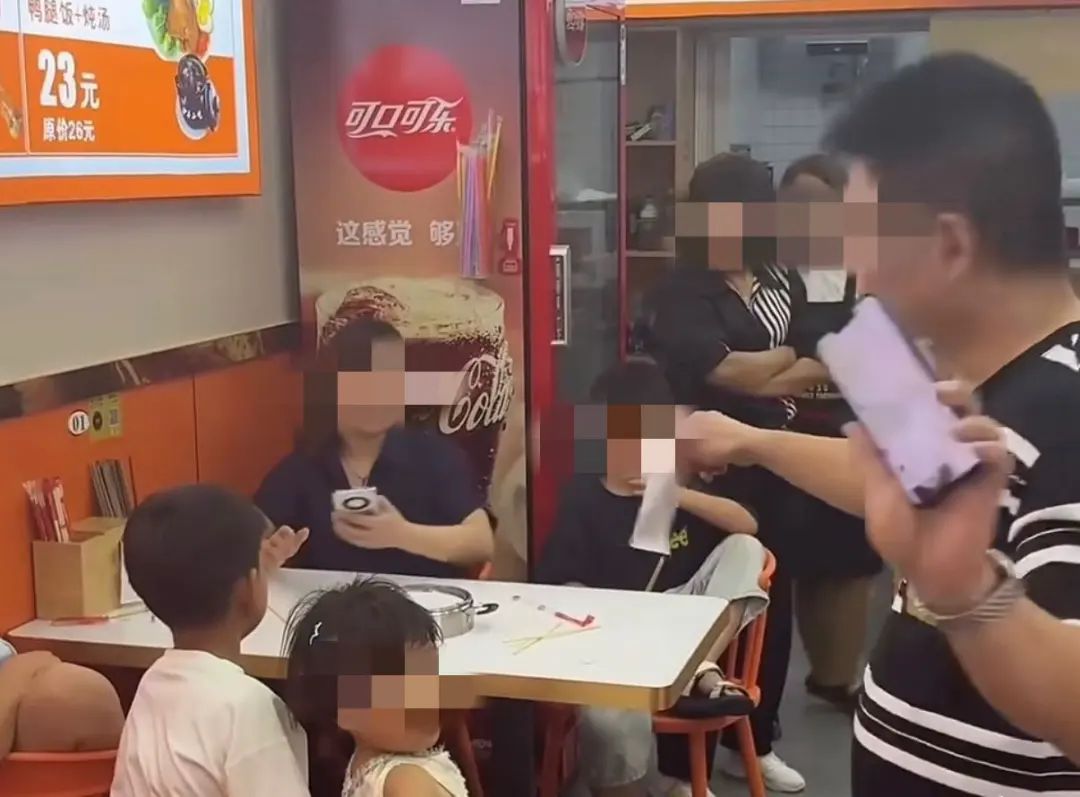 3名成人带4个小孩多次免费续面遭拒绝，老板：管不了一家子饱。警方回应：已出警调解 . ...