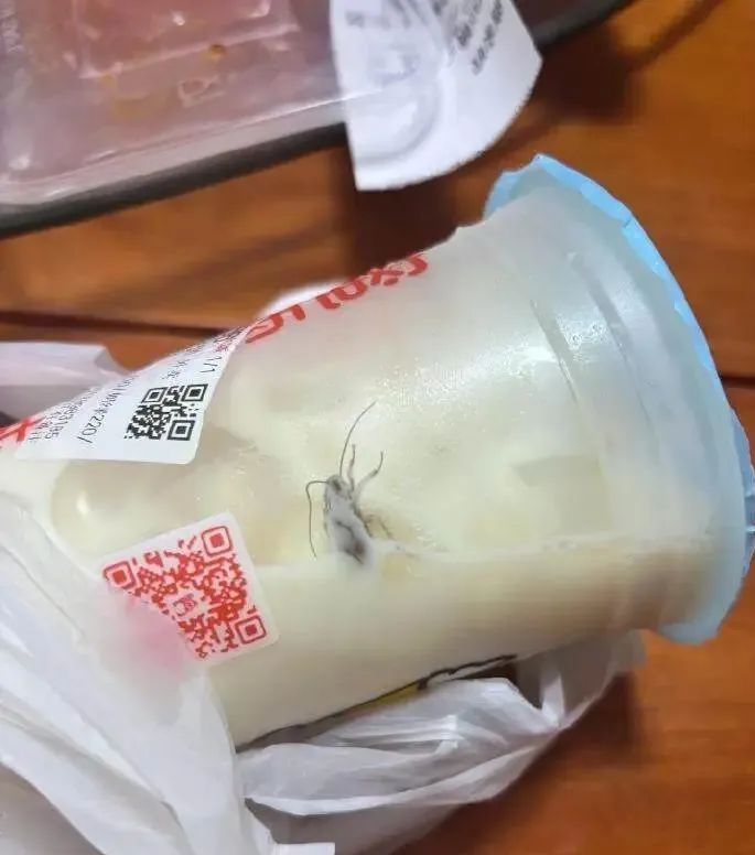 未开封蜜雪冰城饮料内有蟑螂，消费者要求赔1000元，商家回应→ ... ...