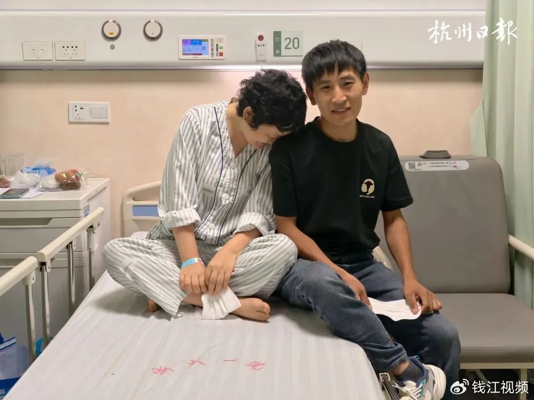 白血病女友遭父母放弃，他决定签字领证：“她活一天，我就管一天” ... ... ...