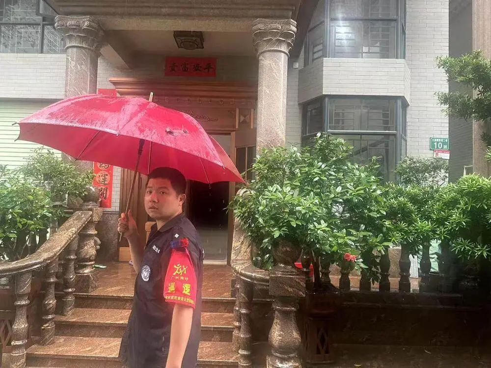 “快走！”山体垮塌瞬间，他奋力一推，将生的希望留给了别人 ... ...