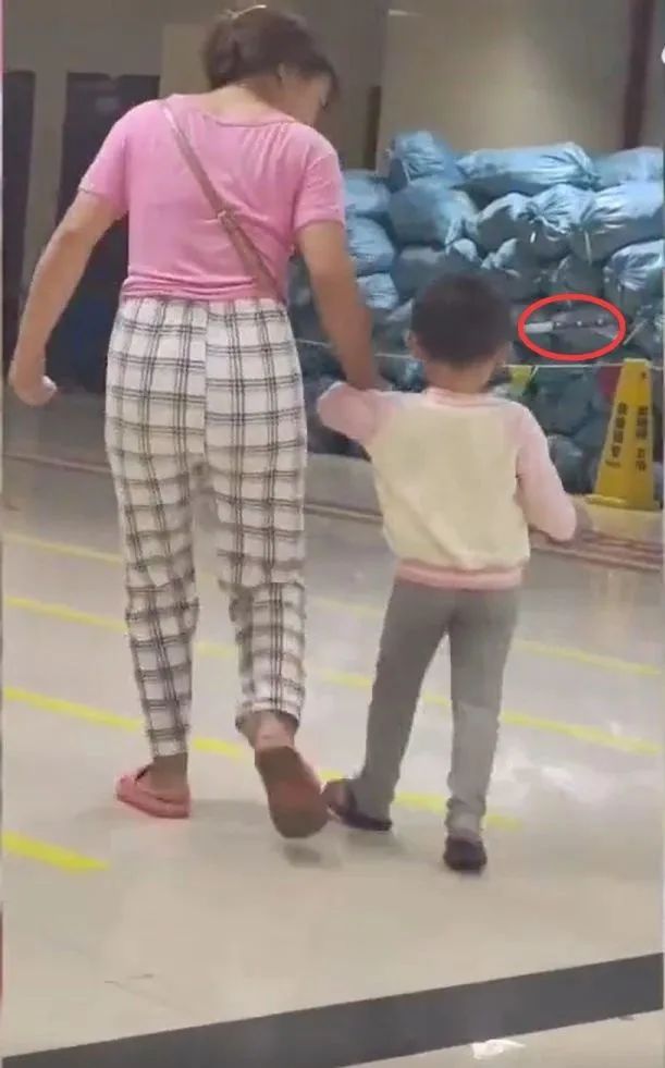 “3岁女童头上插刀淡定就医”引关注，警方：系意外事件