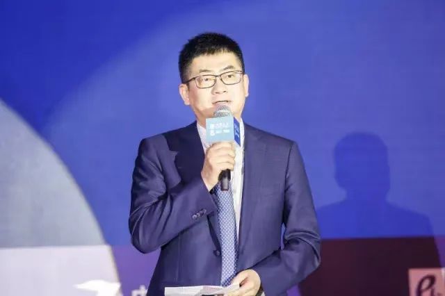 董事长兼CEO突然身故，继任者确定！他现年53岁，博士学历，多次为公司直播“带货”，  ...