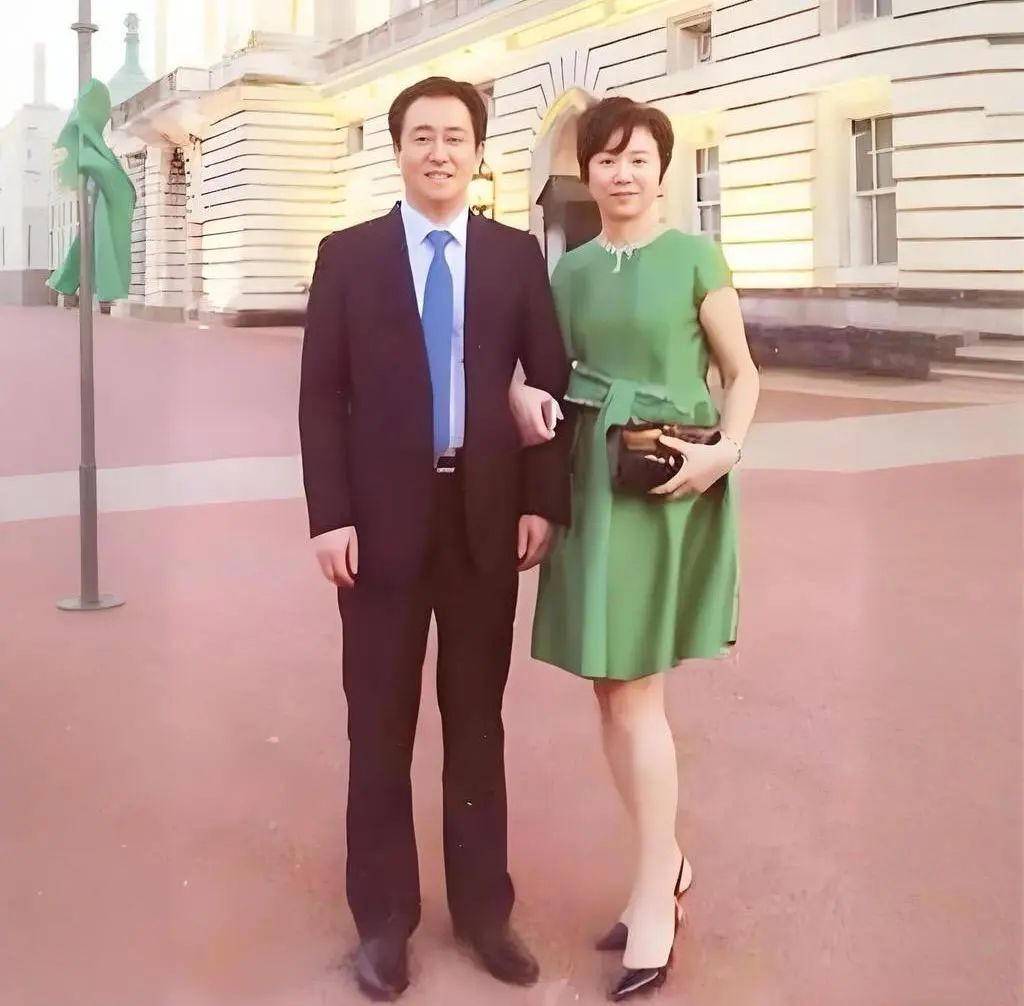 恒大这次真的要退市了！就在本月25号生效。这意味着，曾经“大到不能倒”，如今“大到无人接”的恒大最终走向落幕。前两年恒大暴雷时，曾传出债务高达2.4万亿，震惊了国人。之后，恒大就被香港法院颁发清盘令，历经  ...