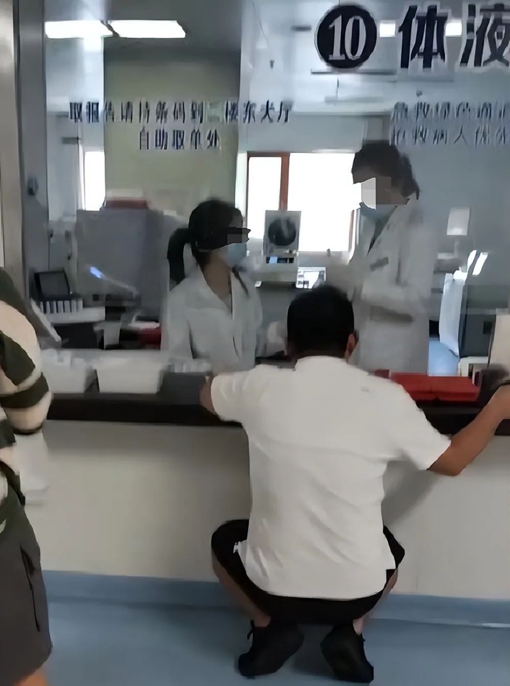 医院现“丁义珍式”窗口，最新回应：马上加装对讲机……