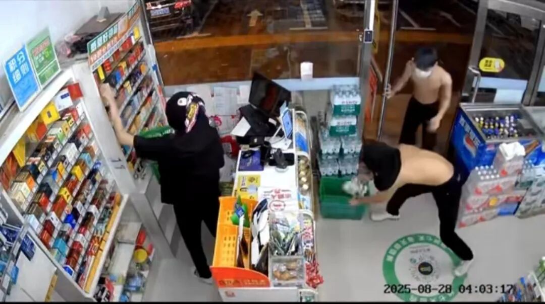 “把东西还回去！”无人超市遭4男子蒙面偷盗，店员通过监控劝阻，辽宁营口警方介入 .. ...