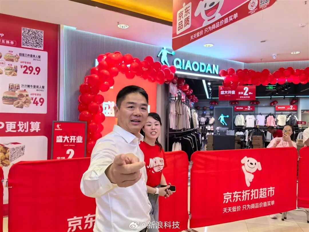 刘强东回宿迁老家逛京东折扣超市，凌晨现身大排档与路人合影，或将现场观看苏超 ... ...